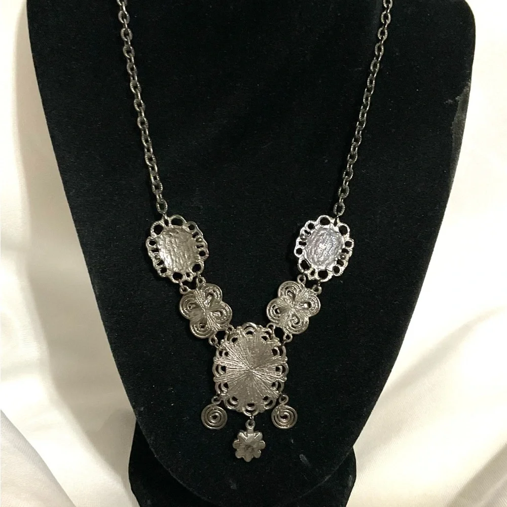 PULSE Cameo Necklace - Picture 2 of 5